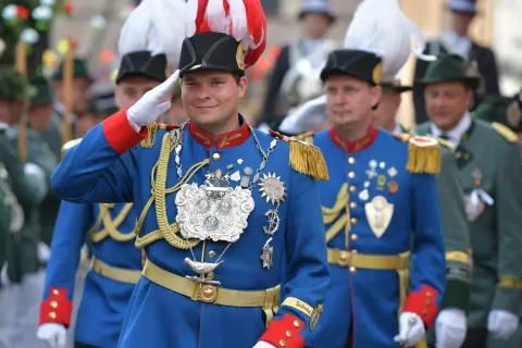 König beim Festzug von Unges Pengste 2025