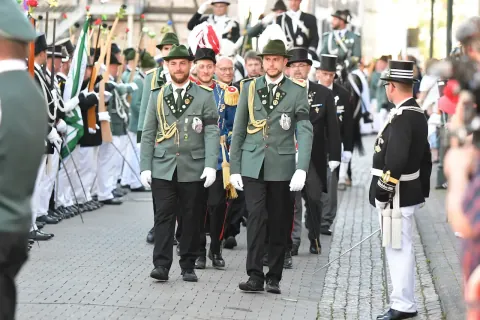 Schützen beim Festzug in Korschenbroich
