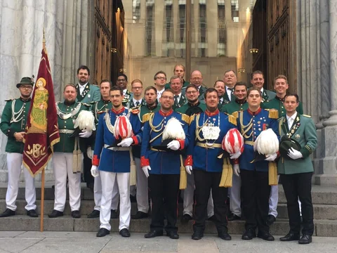 Korschenbroicher Schützen beider Bruderschaften mit Fahne und Königssilber bei ihrer New-York-Reise 2017