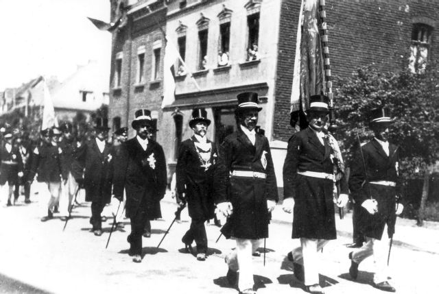 1930: Fahnengruppe mit Wilhelm Siegers, Peter Huppertz und Wilhelm Hennen, dahinter König Heinrich Bergheim